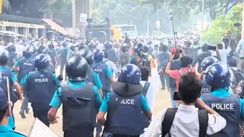 প্রেসক্লাবের সামনে এমপিওভুক্ত শিক্ষক-কর্মচারীদের সরাতে পুলিশের লাঠিচার্জ